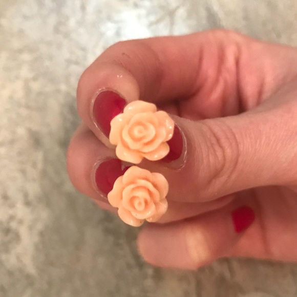 🌸 Peach-Colored Rose Earrings 🌸 - Picture 2 of 3